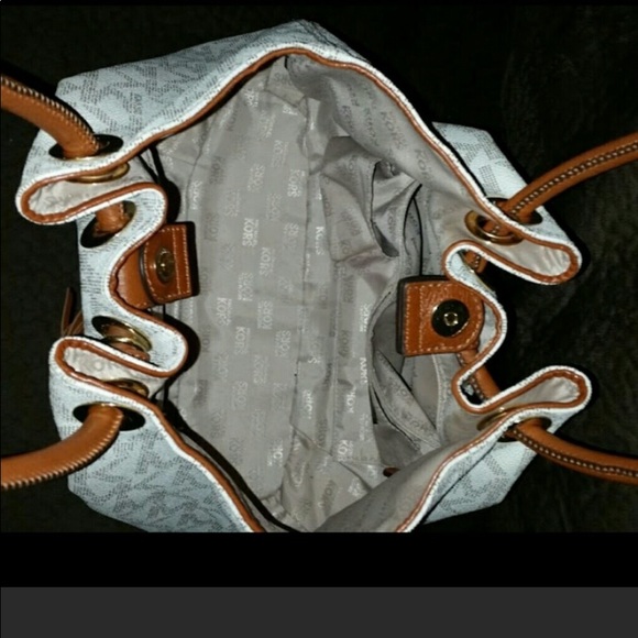 Michael Kors Bag ❌DEFECTIVE❌ - Picture 2 of 5